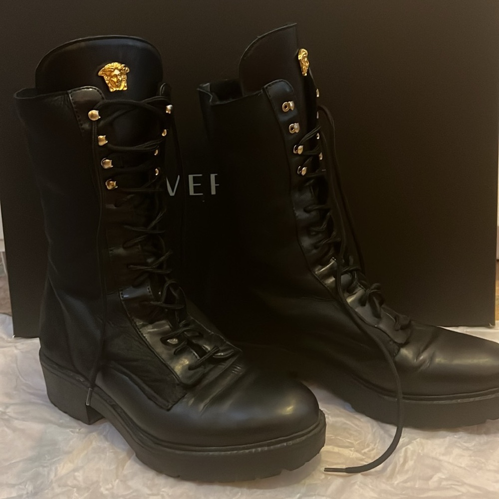 Versace - Picture 3 of 5